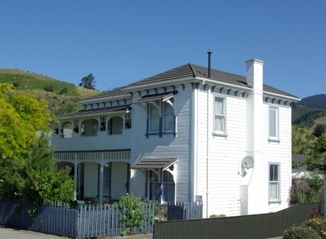 photo of AmberHouse B&B
tourist lodging in Abel Tasman. Visible above the roofline is the Centre of New Zealand.