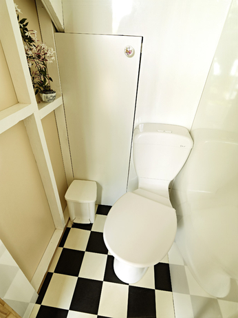 photo of the Green Room's WC compartment.